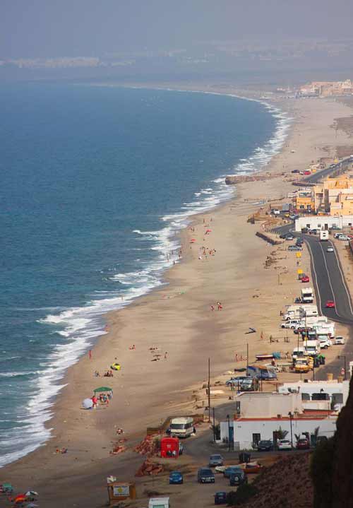 Vista de la playa de La Fabriquilla desde la carretera que sube al Cabo de Gata. 