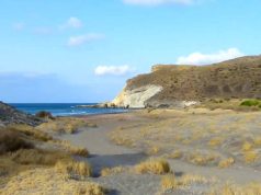 Cala de la Media Luna: todo lo que debes saber para visitar esta playa volcánica del Cabo de Gata