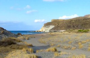 Cala de la Media Luna: todo lo que debes saber para visitar esta playa volcánica del Cabo de Gata