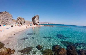 Las 10 mejores playas naturistas de Almería: quítate la ropa y libérate de complejos